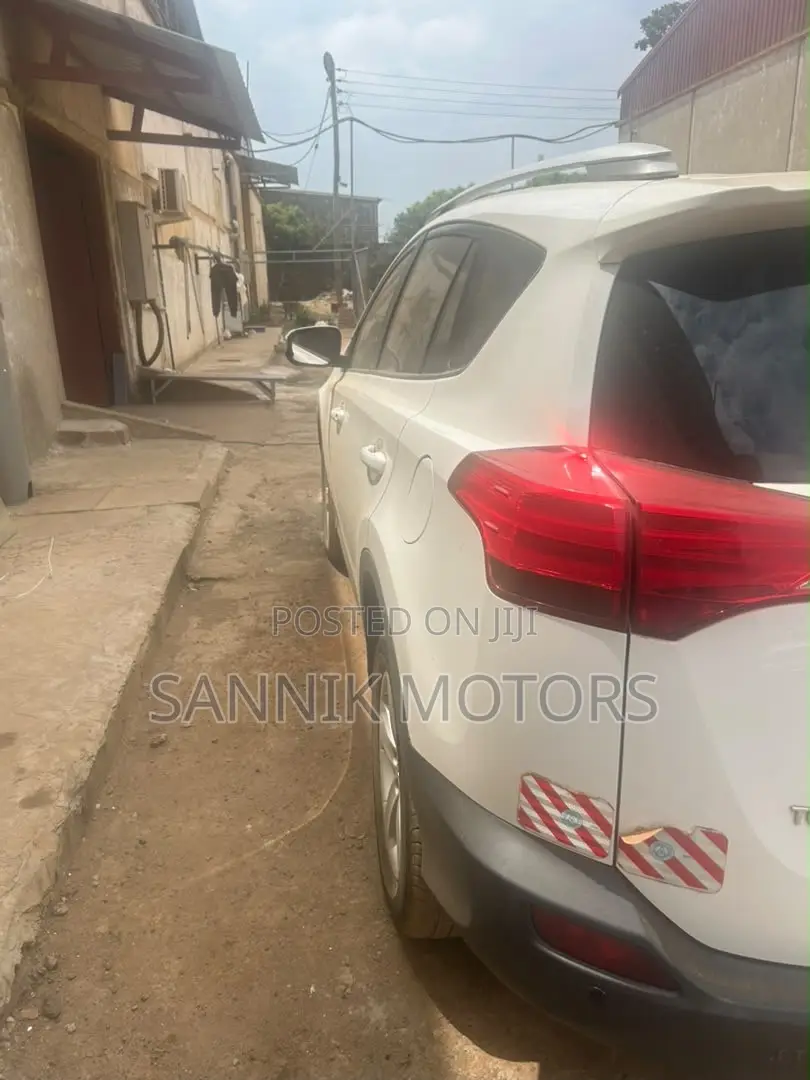 Toyota RAV4 SE AWD (2.5L 4cyl 6A) 2017 White
