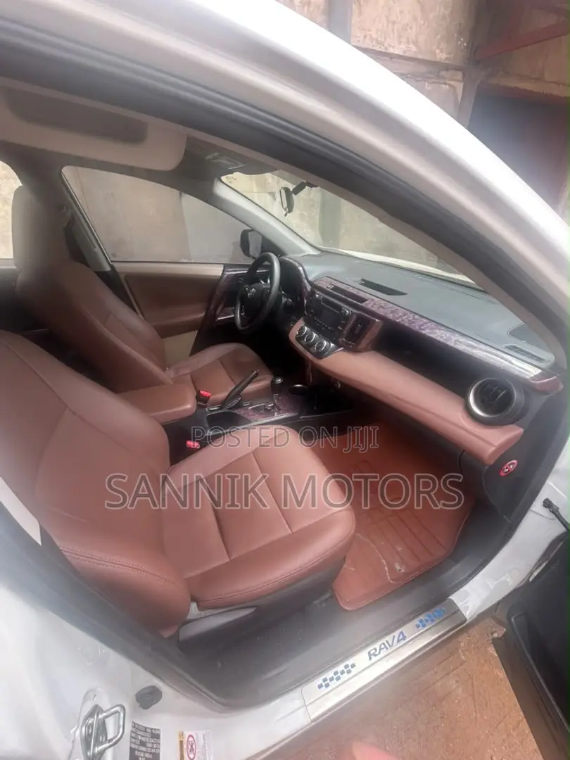 Toyota RAV4 SE AWD (2.5L 4cyl 6A) 2017 White