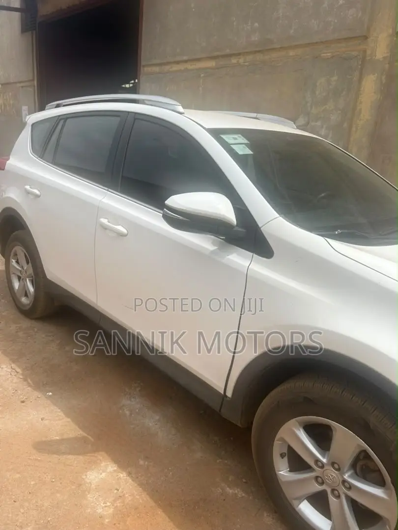 Toyota RAV4 SE AWD (2.5L 4cyl 6A) 2017 White