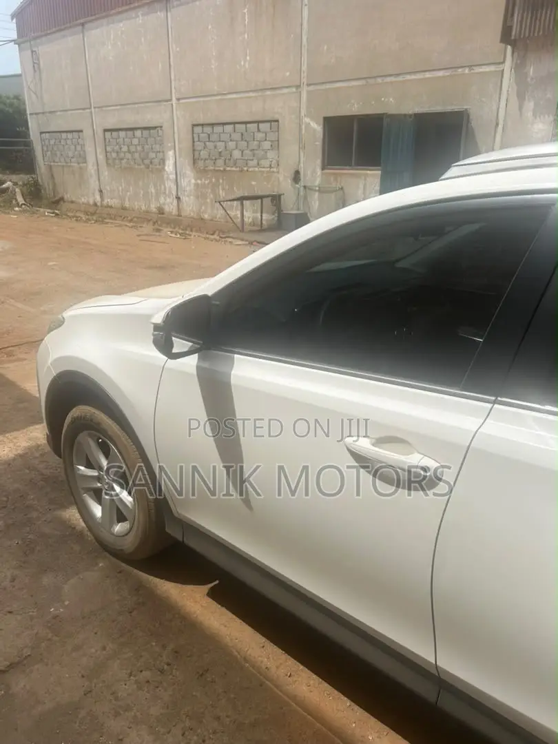 Toyota RAV4 SE AWD (2.5L 4cyl 6A) 2017 White