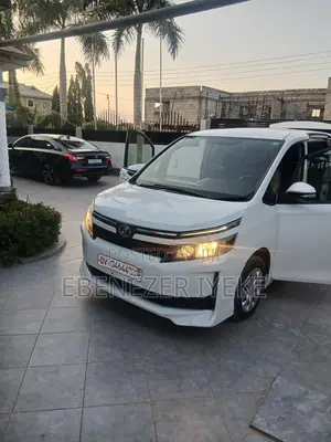 Toyota Voxy V 4WD 8-Seater 2017 Off white