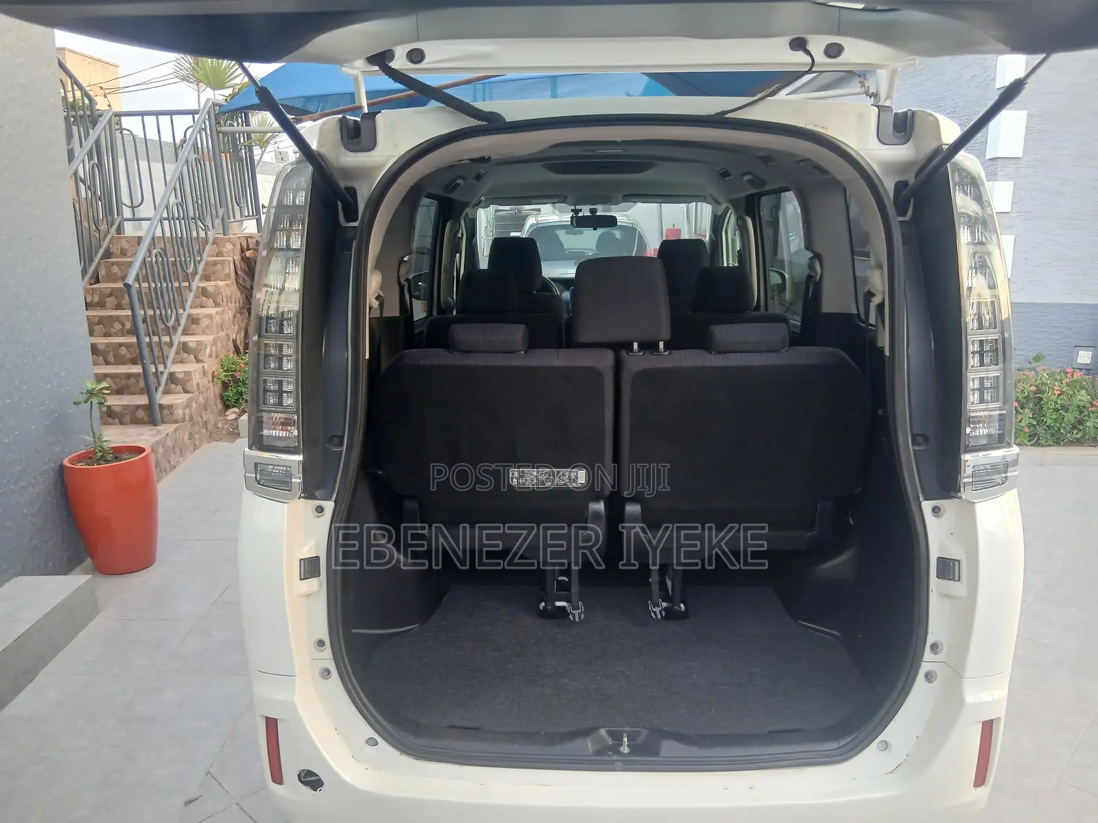 Toyota Voxy V 4WD 8-Seater 2017 Off white