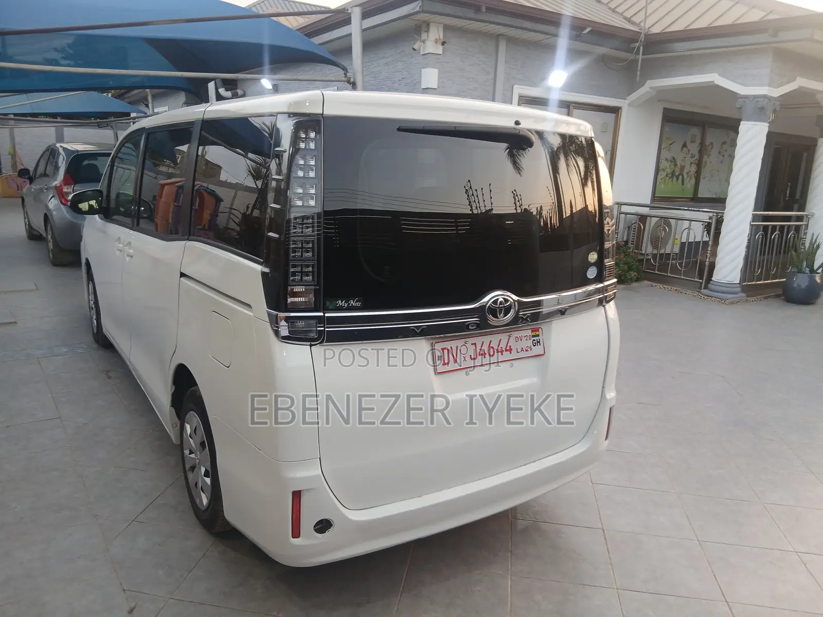 Toyota Voxy V 4WD 8-Seater 2017 Off white