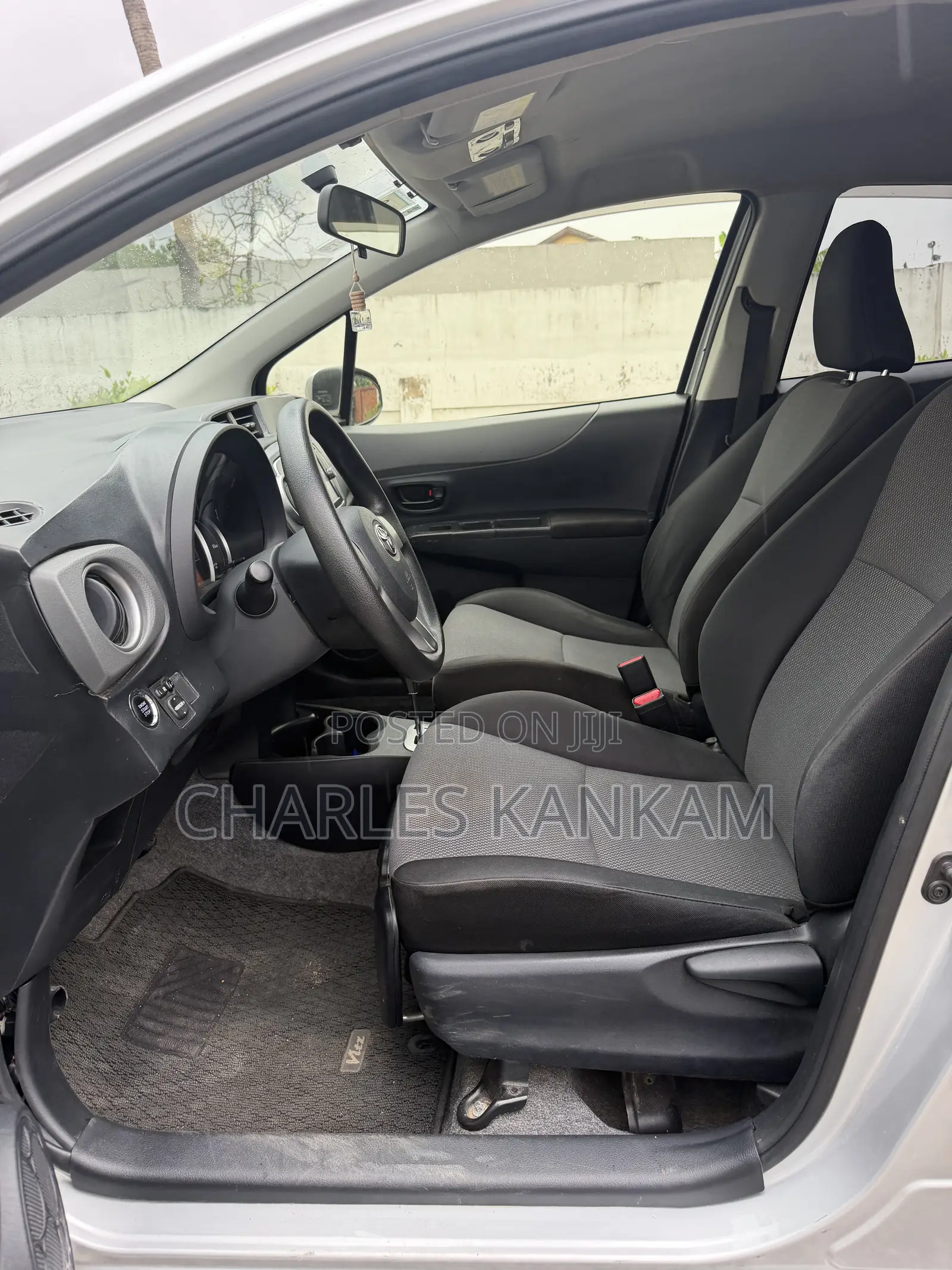 Toyota Vitz 1.3 FWD 5dr 2013 Silver