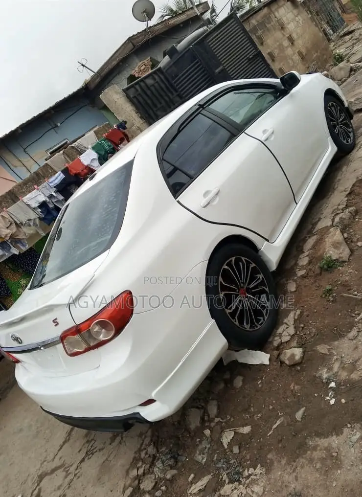 Toyota Corolla S 5-Speed 2013 White