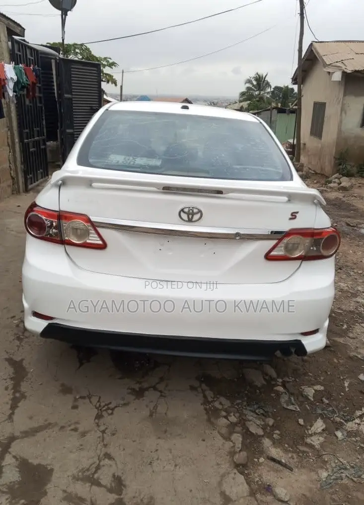 Toyota Corolla S 5-Speed 2013 White