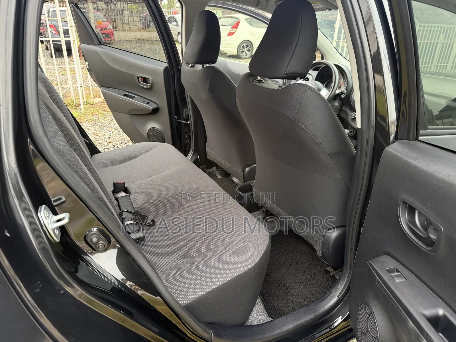 Toyota Vitz 1.3 FWD 5dr 2013 Black