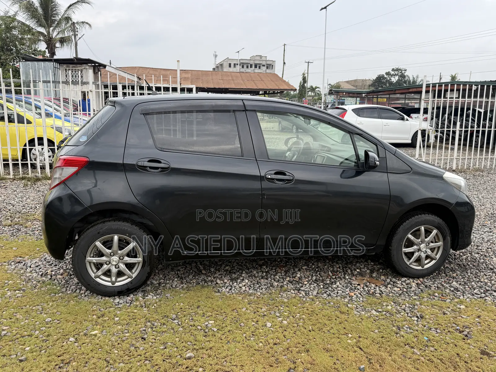 Toyota Vitz 1.3 FWD 5dr 2013 Black