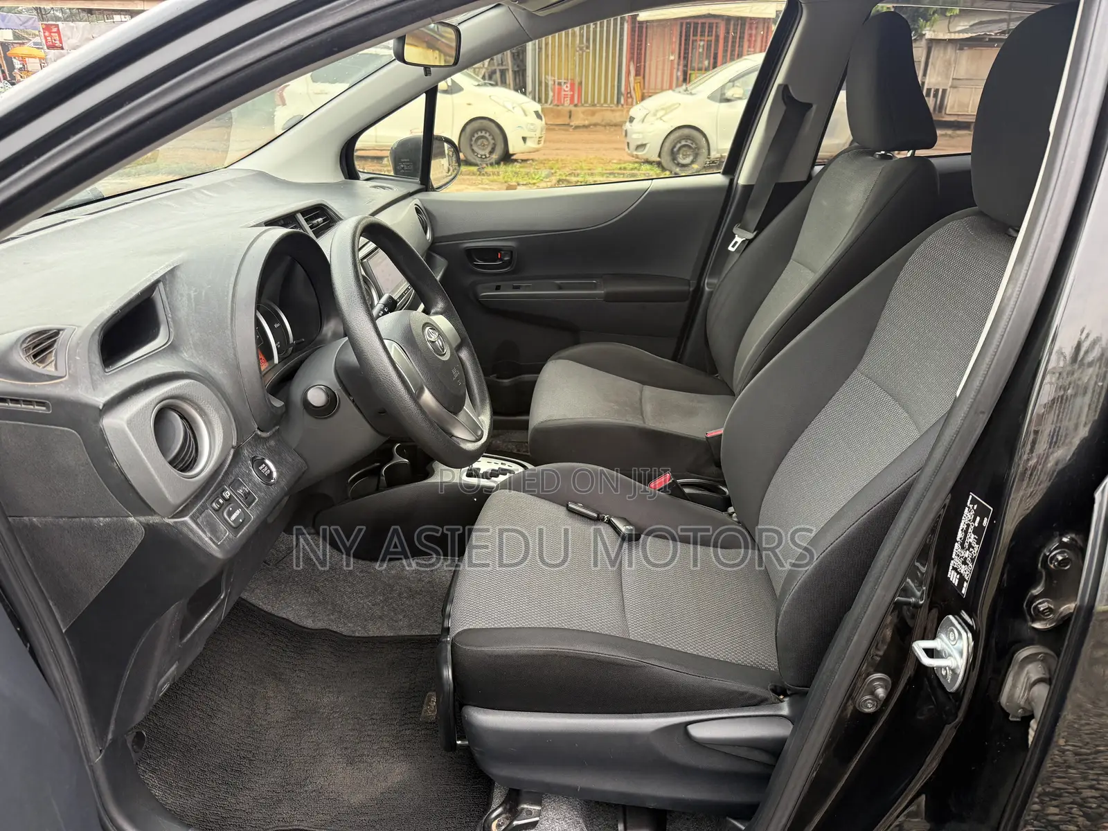 Toyota Vitz 1.3 FWD 5dr 2013 Black