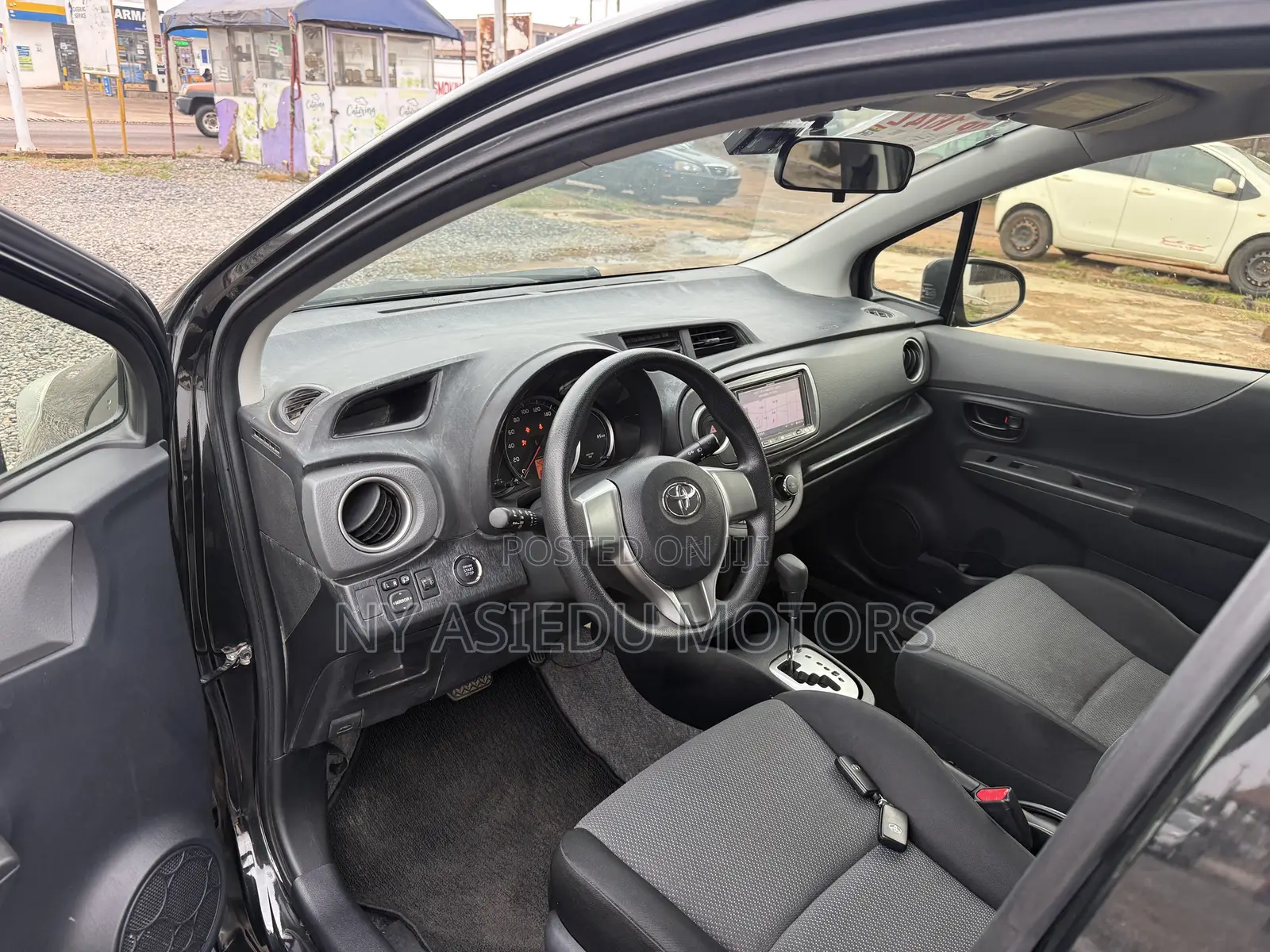 Toyota Vitz 1.3 FWD 5dr 2013 Black