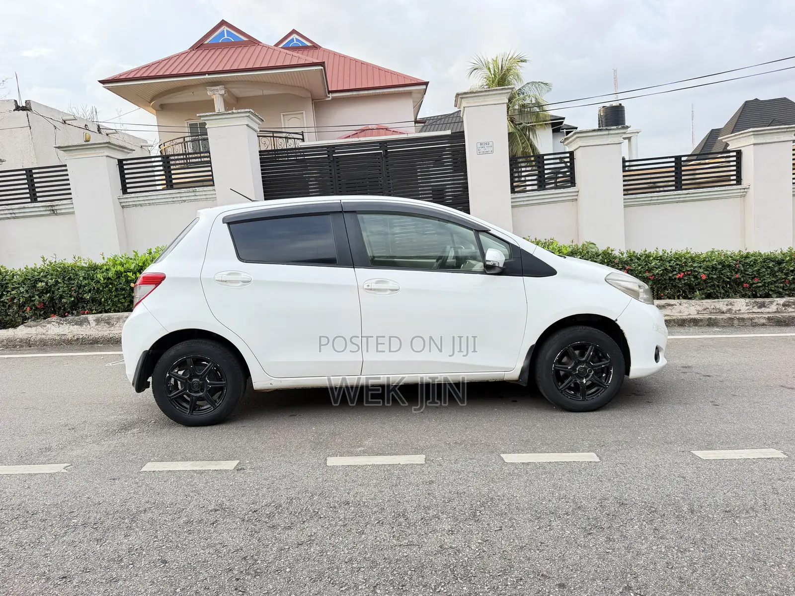 Toyota Vitz 1.3 AWD 5dr 2013 White