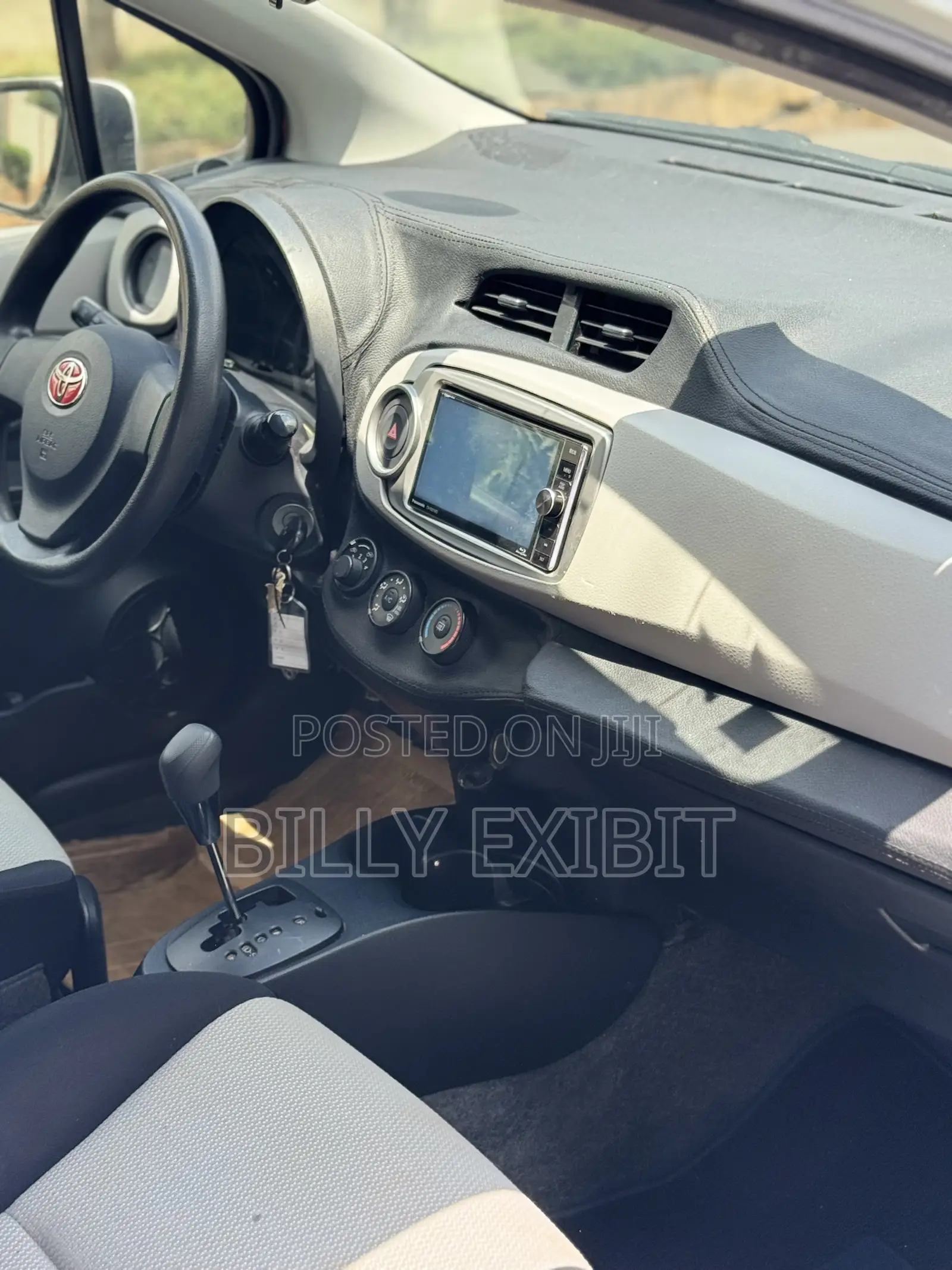 Toyota Vitz 1.3 AWD 5dr 2012 Pearl