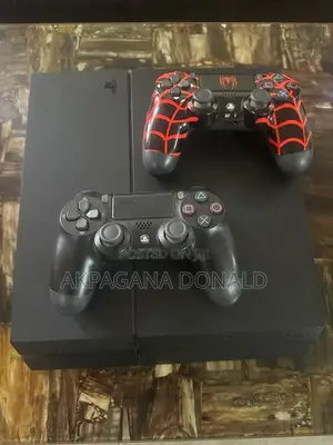 Ps4 Standard With Games and 1 Controller