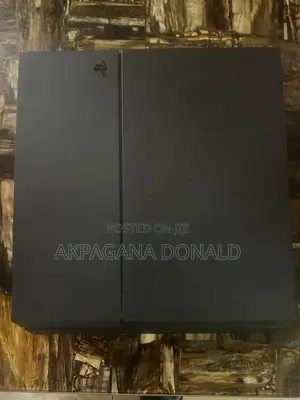 Ps4 Standard With Games and 1 Controller
