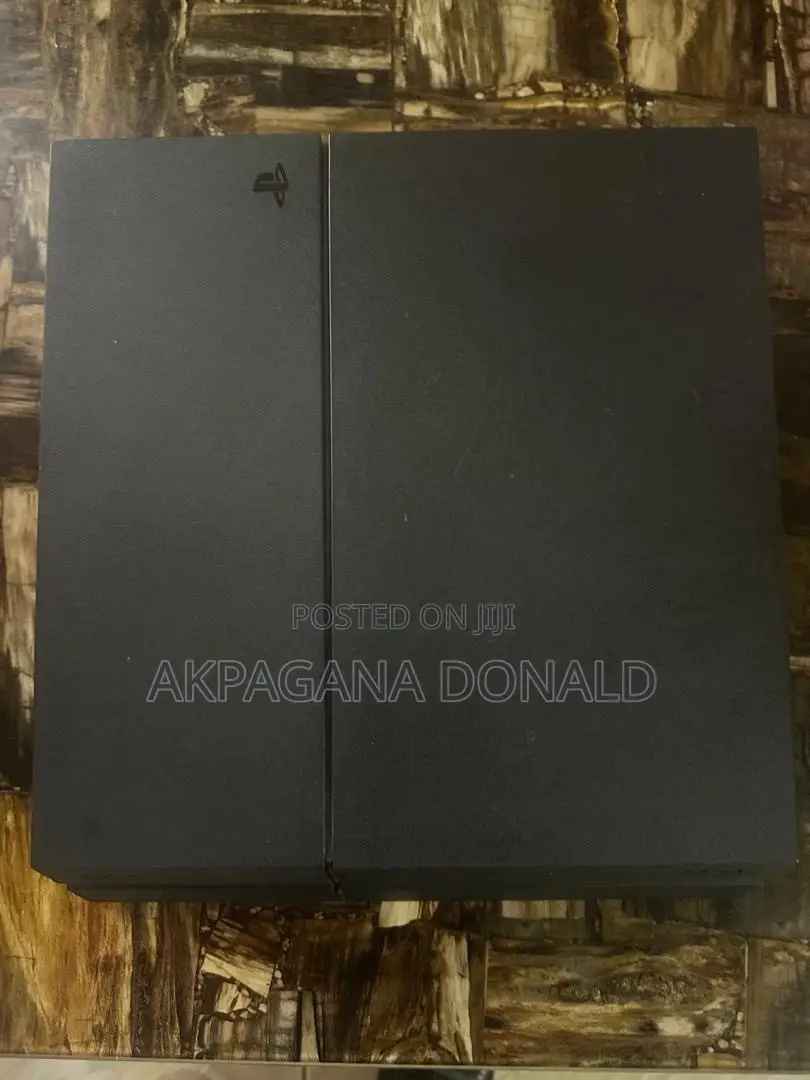 Ps4 Standard With Games and 1 Controller