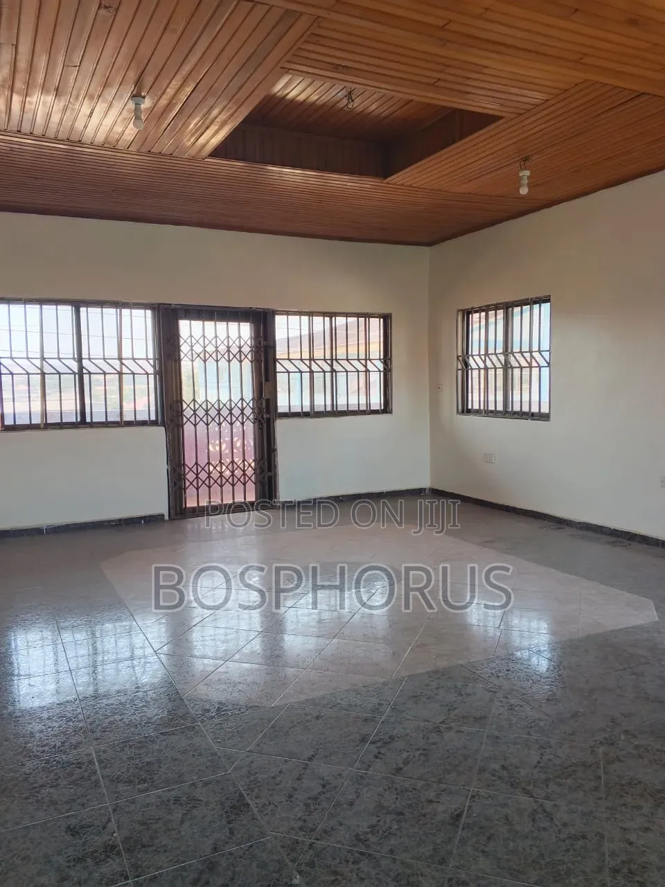 3bdrm Apartment in Alhaji Tabora, Nyanmekye for rent