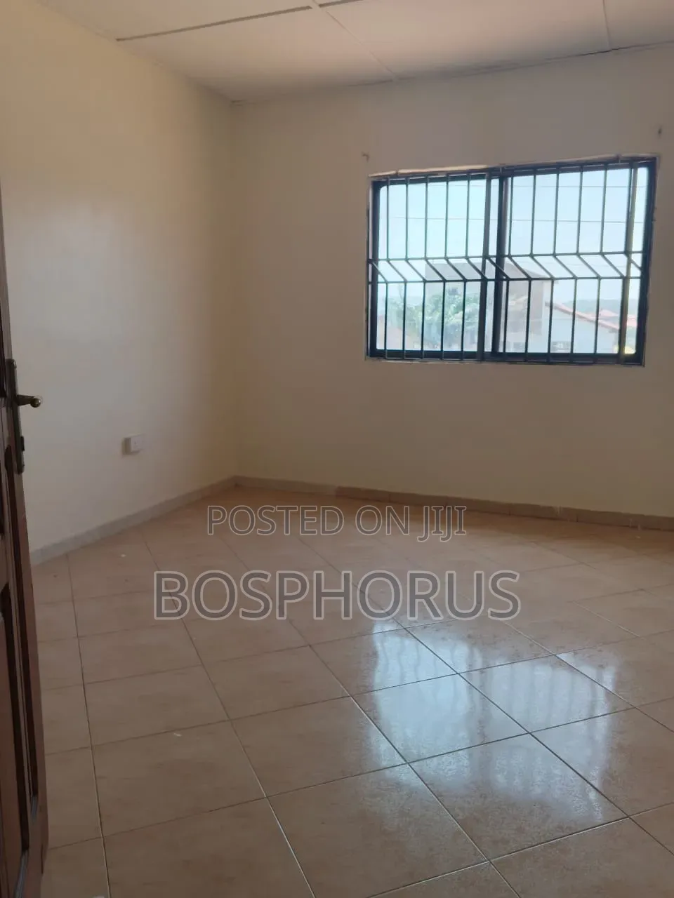 3bdrm Apartment in Alhaji Tabora, Nyanmekye for rent