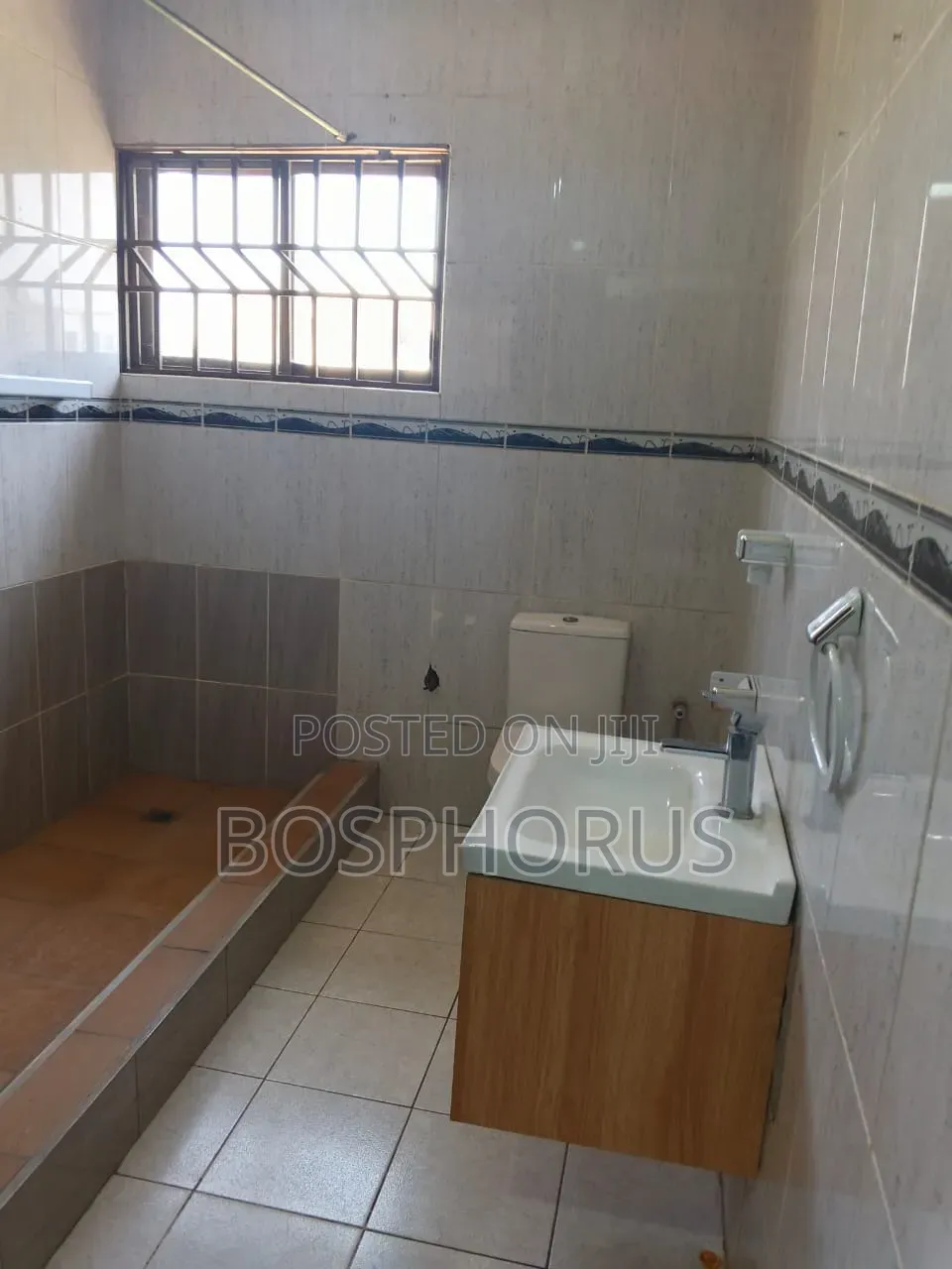 3bdrm Apartment in Alhaji Tabora, Nyanmekye for rent