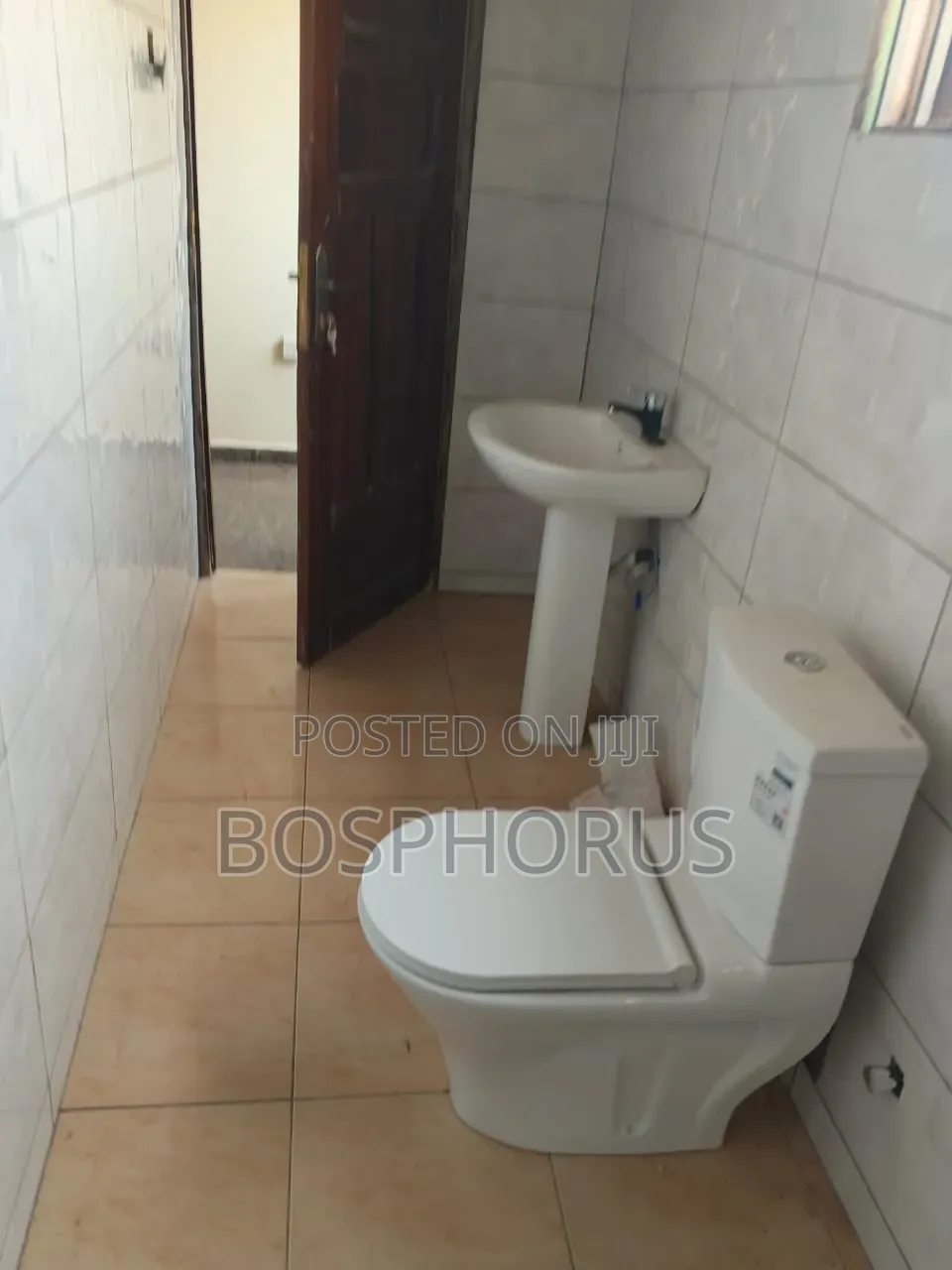 3bdrm Apartment in Alhaji Tabora, Nyanmekye for rent