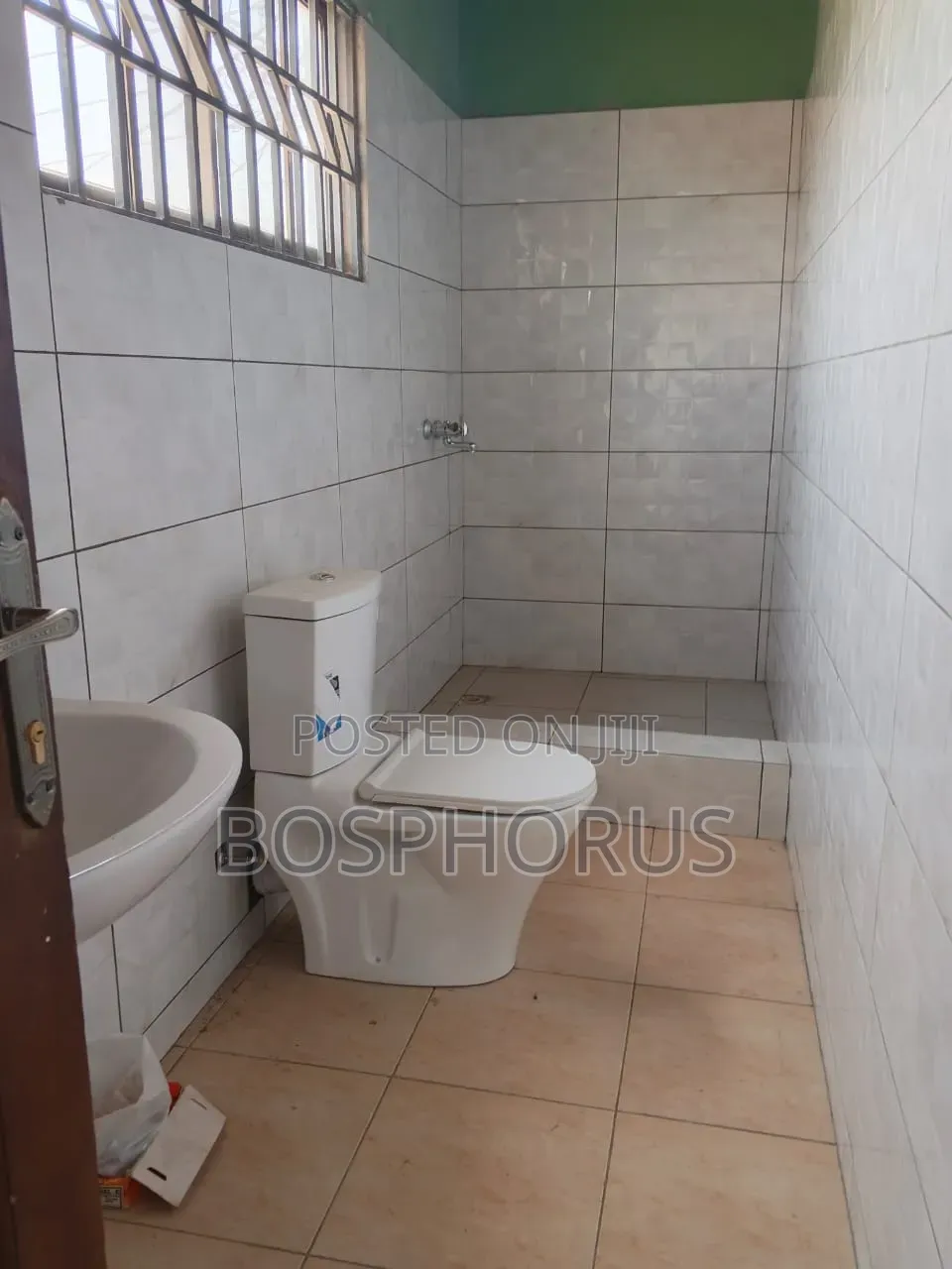 3bdrm Apartment in Alhaji Tabora, Nyanmekye for rent