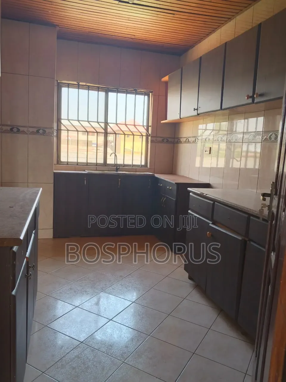 3bdrm Apartment in Alhaji Tabora, Nyanmekye for rent