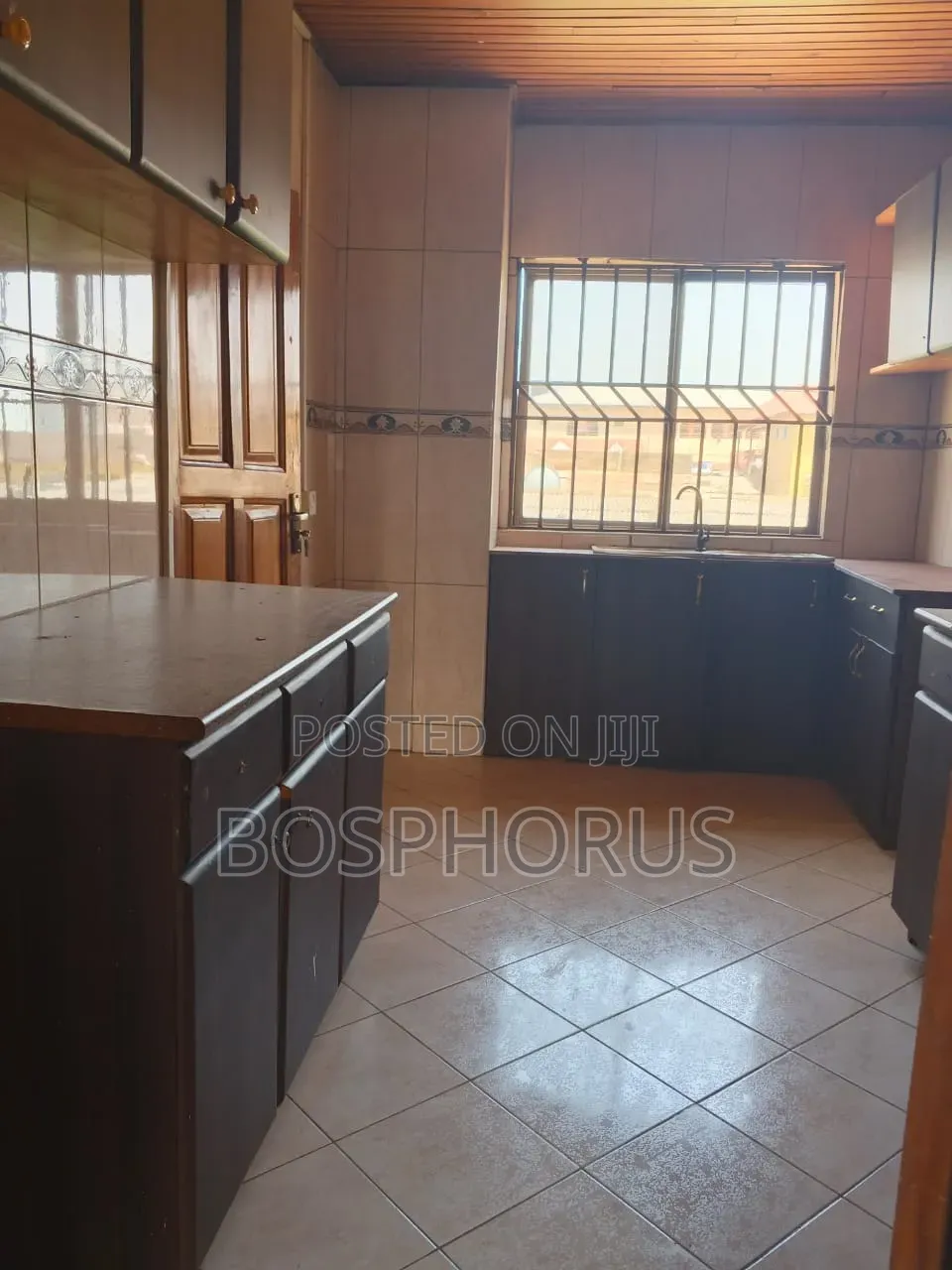 3bdrm Apartment in Alhaji Tabora, Nyanmekye for rent