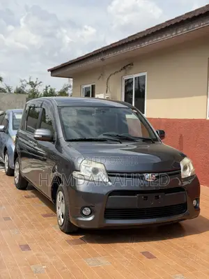 Toyota Sienta 1.5 FWD 2012 Gray