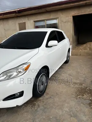 Toyota Matrix Hatchback FWD (1.8L 4cyl 5M) 2009 White