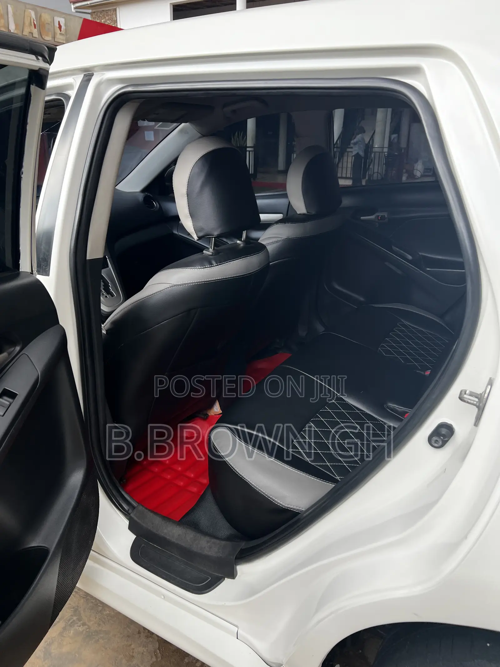 Toyota Matrix Hatchback FWD (1.8L 4cyl 5M) 2009 White