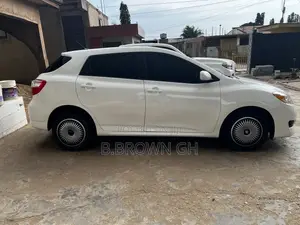 Toyota Matrix Hatchback FWD (1.8L 4cyl 5M) 2009 White