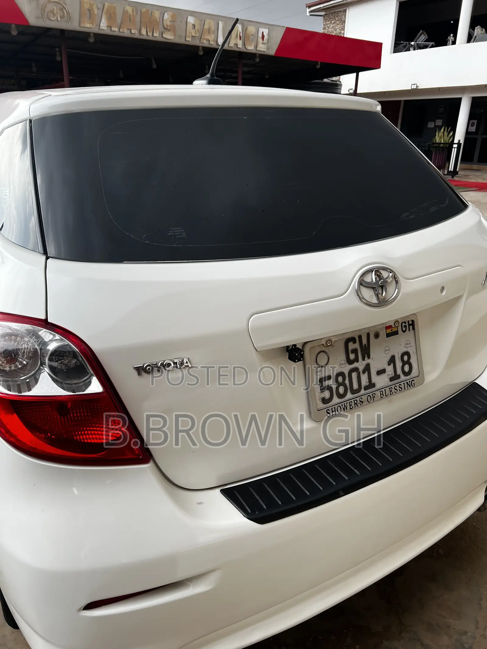 Toyota Matrix Hatchback FWD (1.8L 4cyl 5M) 2009 White