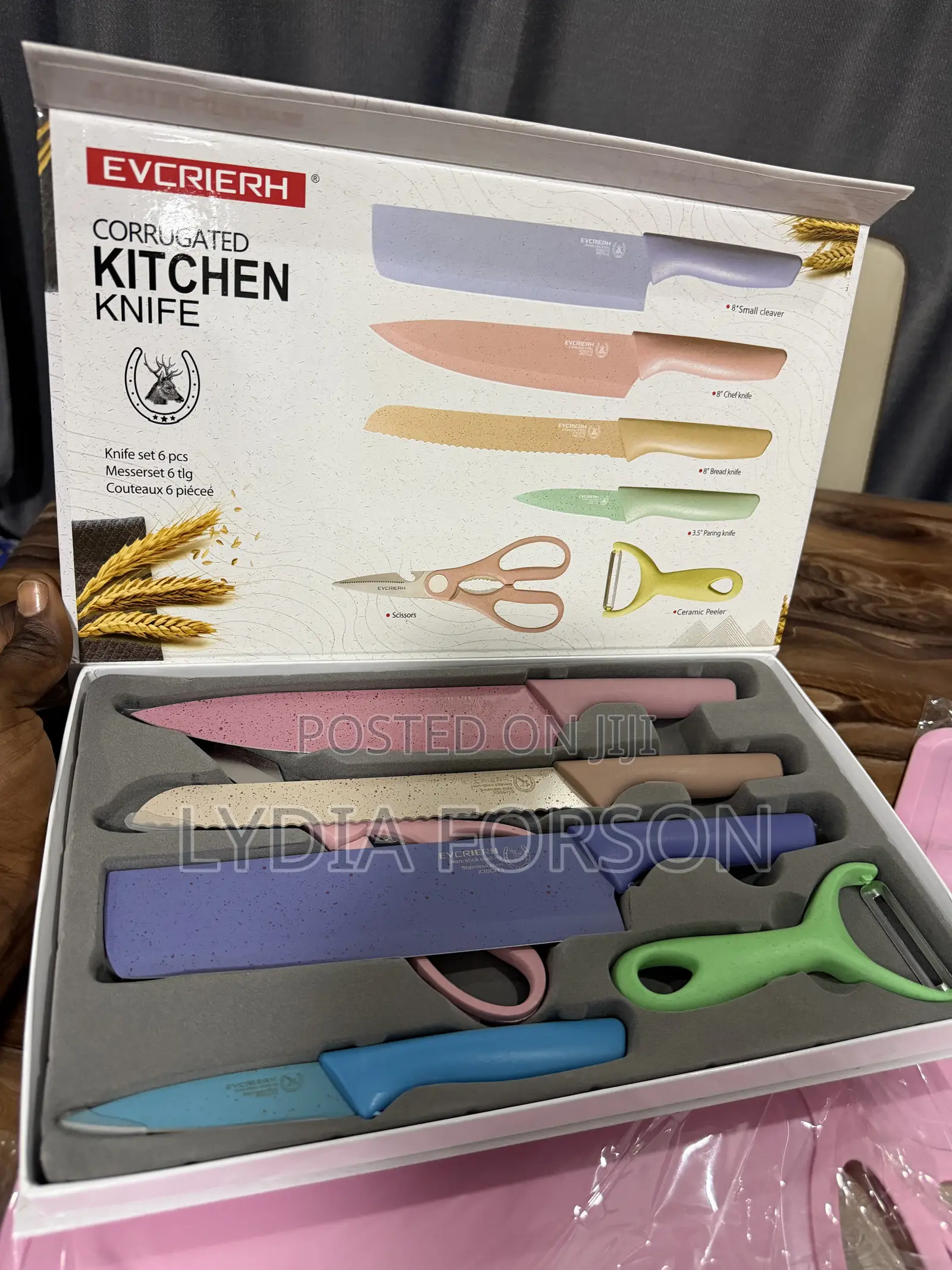 Set of Kitchen Knives With Chopping Board
