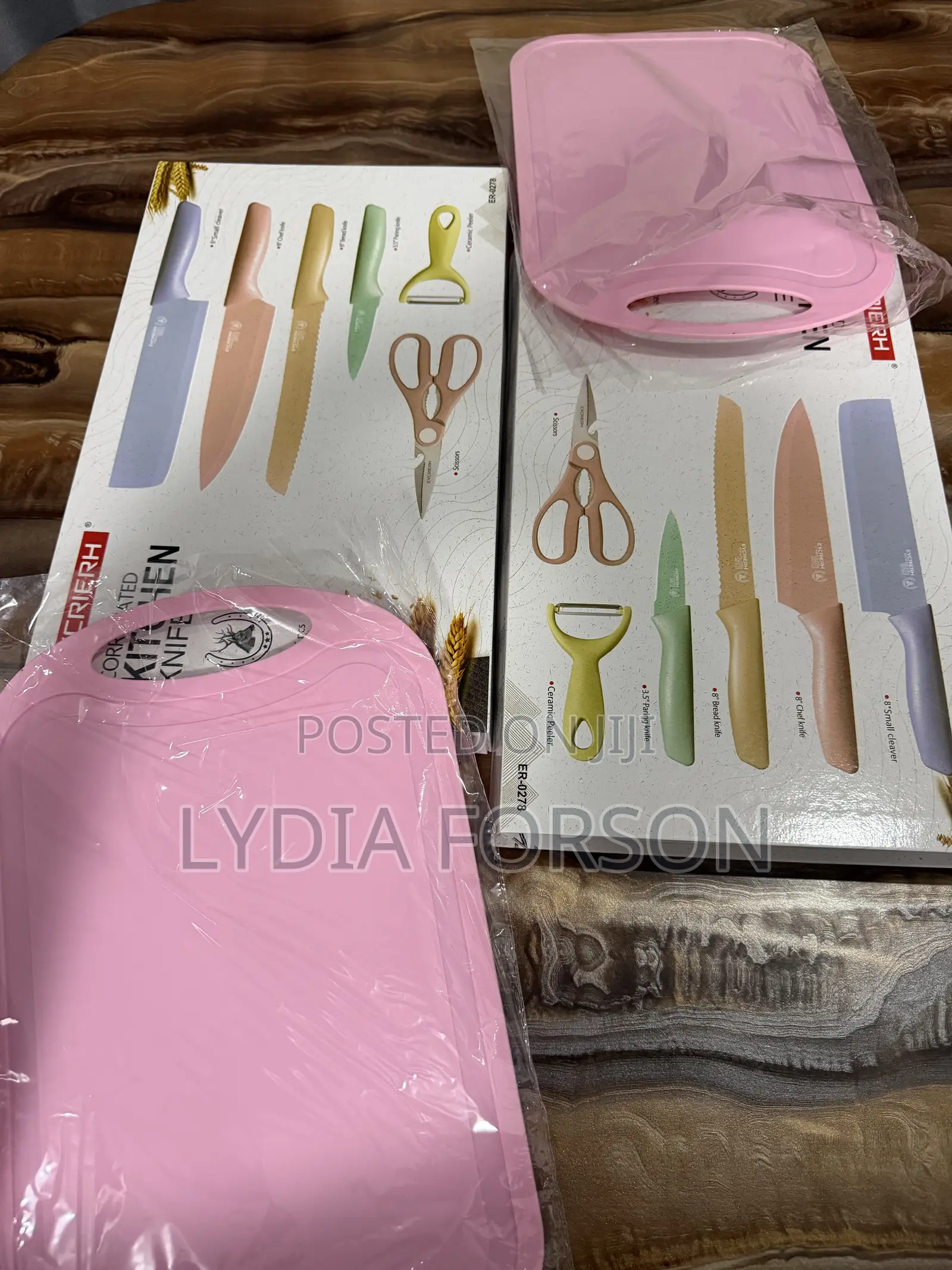 Set of Kitchen Knives With Chopping Board