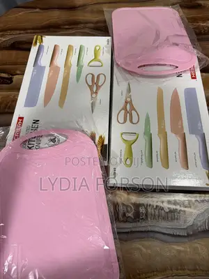 Set of Kitchen Knives With Chopping Board