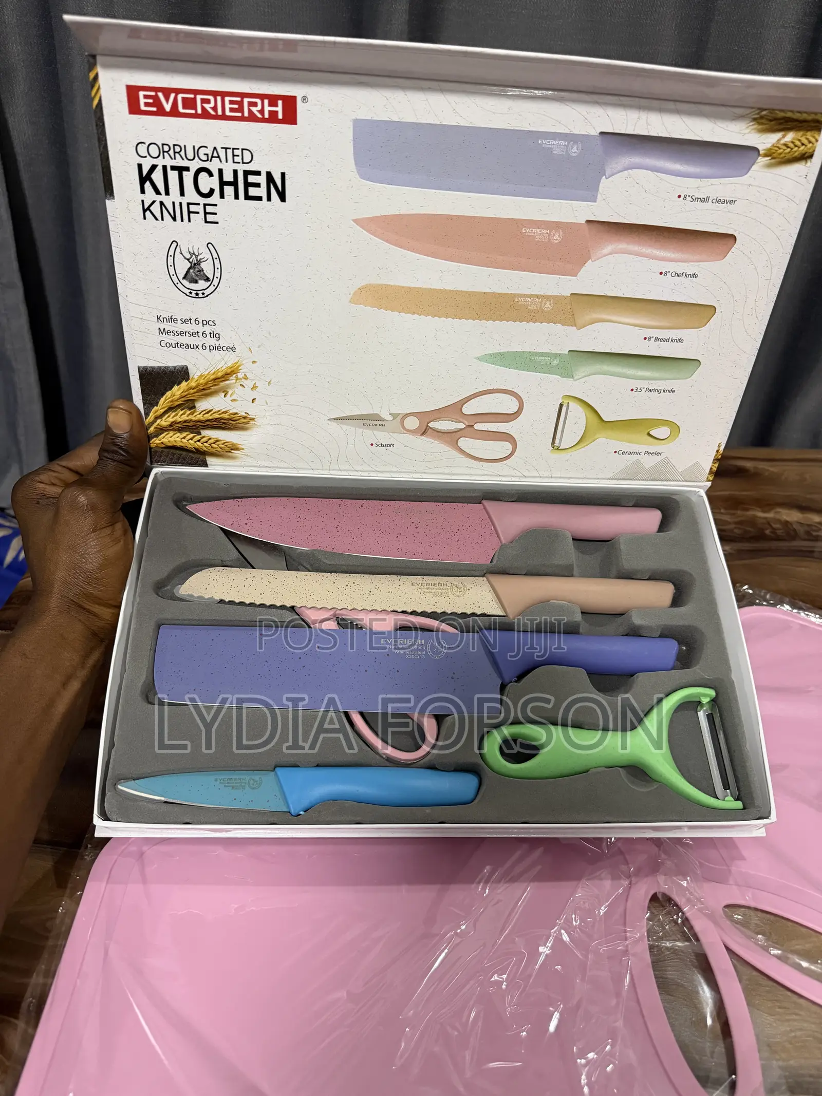 Set of Kitchen Knives With Chopping Board