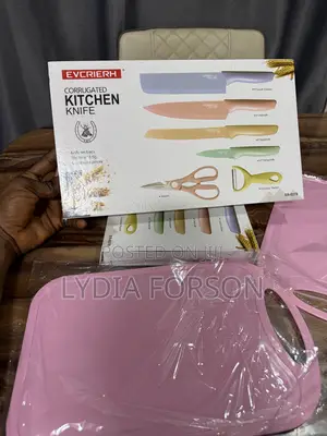 Set of Kitchen Knives With Chopping Board