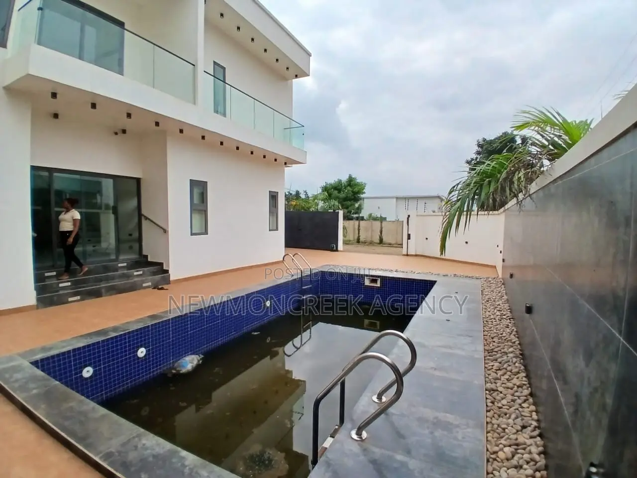 4bdrm Duplex in Amrahia Estate, Accra Metropolitan for sale