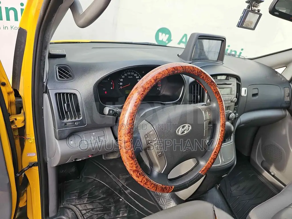 Hyundai Starex 2015 Yellow