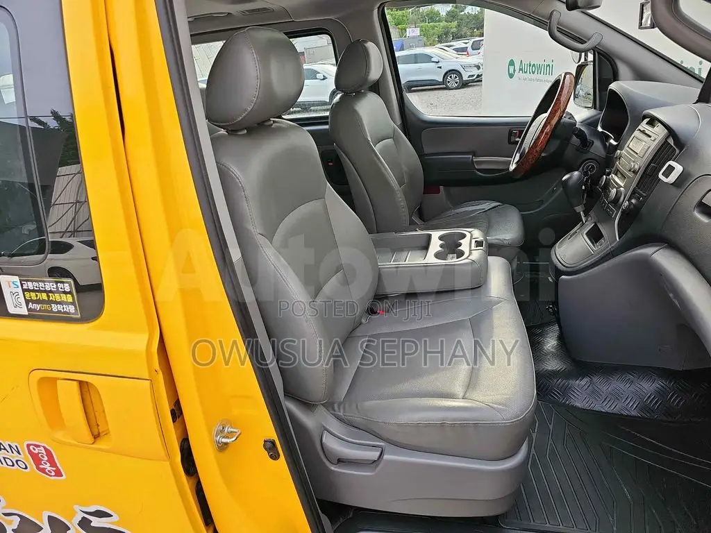 Hyundai Starex 2015 Yellow