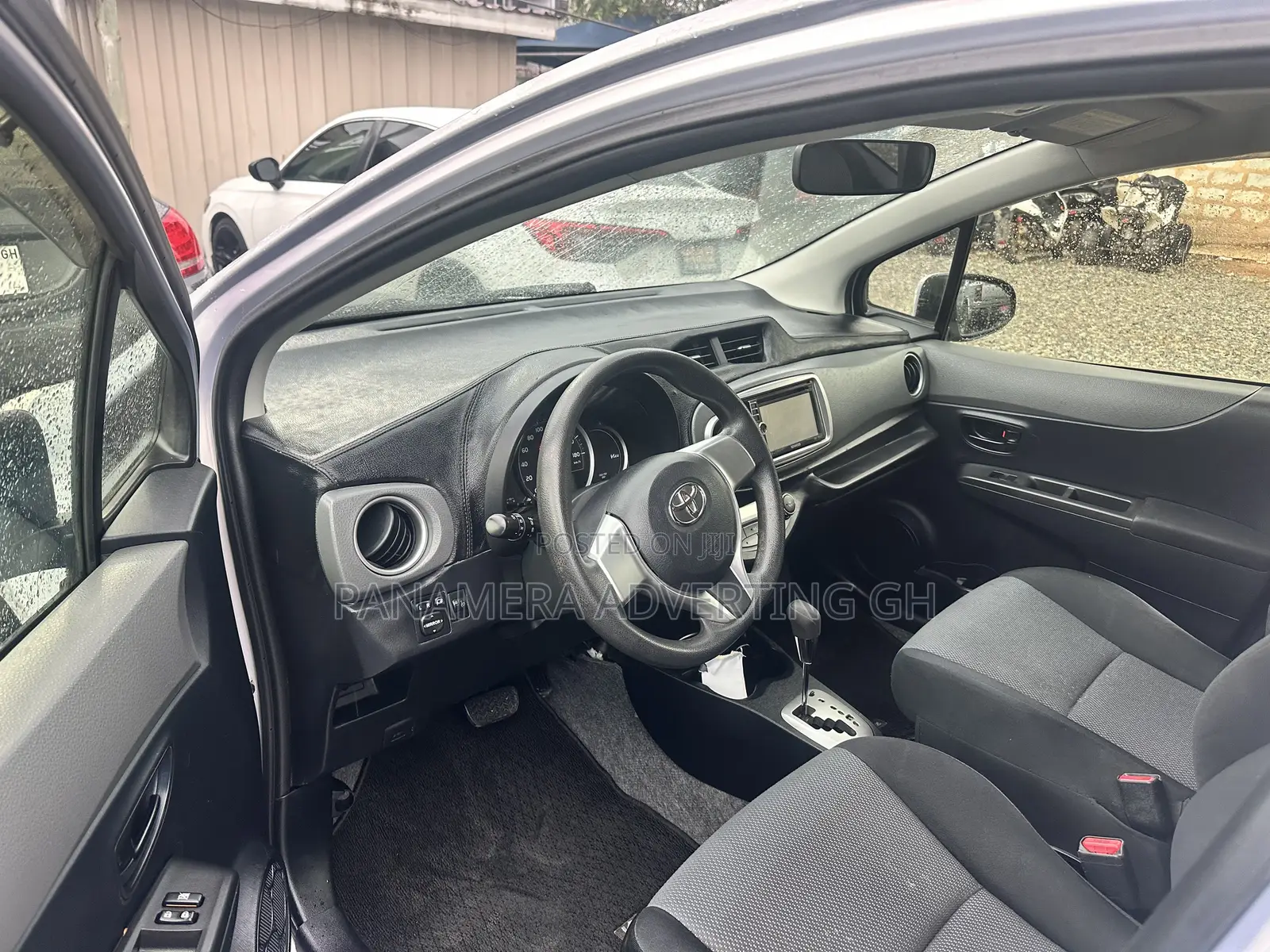 Toyota Vitz 1.3 AWD 5dr 2014 Gray