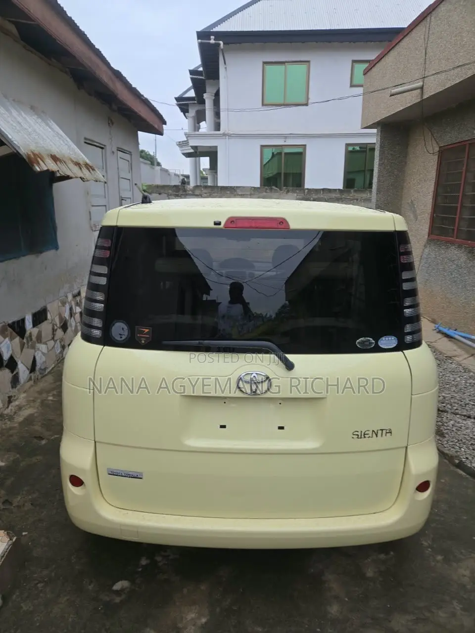 Toyota Sienta 1.5 FWD 2010 Yellow