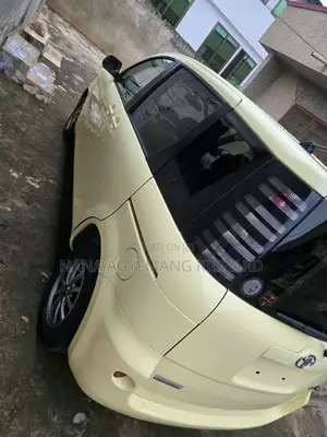 Toyota Sienta 1.5 FWD 2010 Yellow