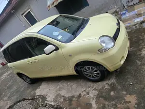Toyota Sienta 1.5 FWD 2010 Yellow