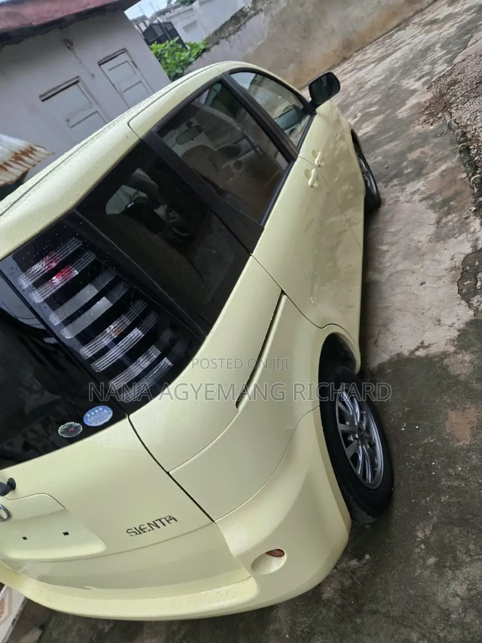 Toyota Sienta 1.5 FWD 2010 Yellow