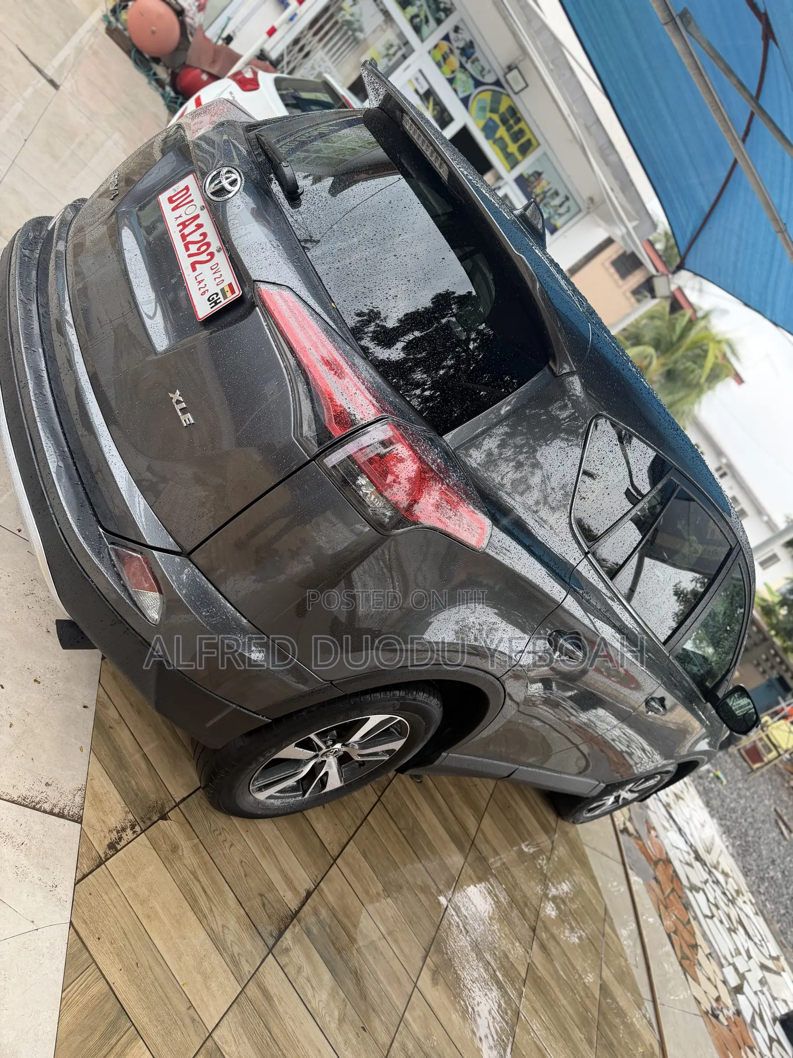 Toyota RAV4 XLE 4dr SUV (2.5L 4cyl 6A) 2018 Gray