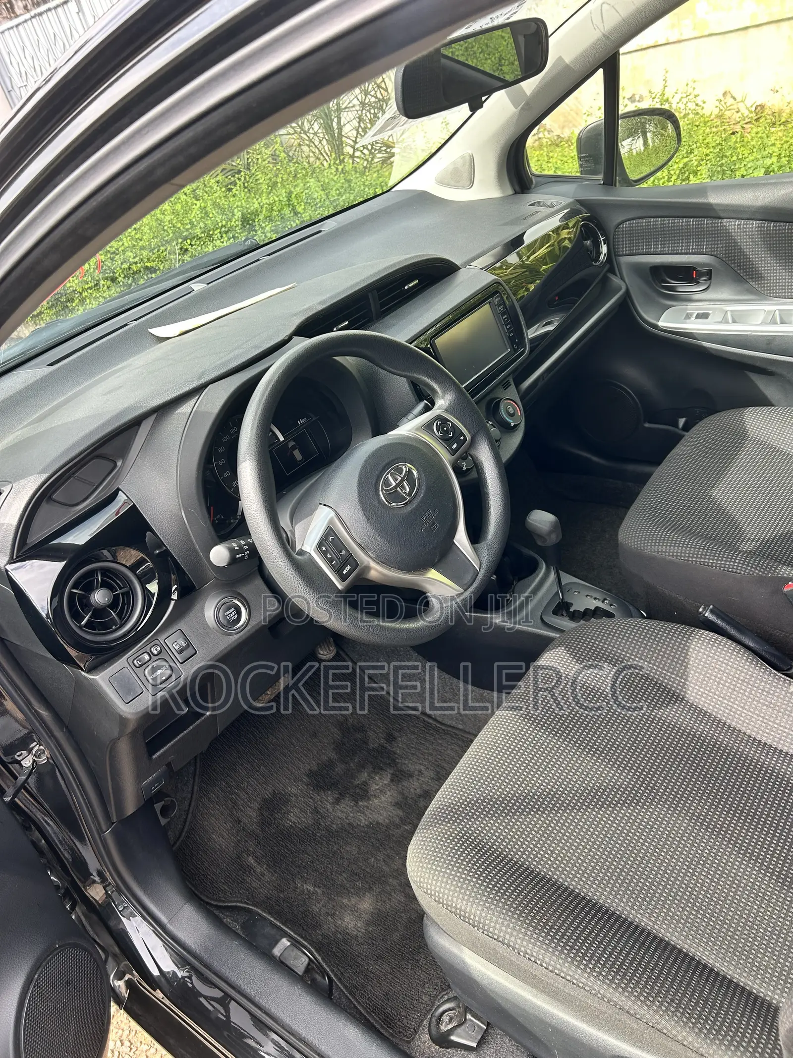 Toyota Vitz 1.3 AWD 5dr 2015 Black