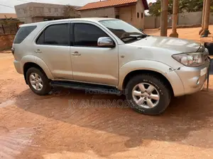 Toyota Fortuner 2010 Gold