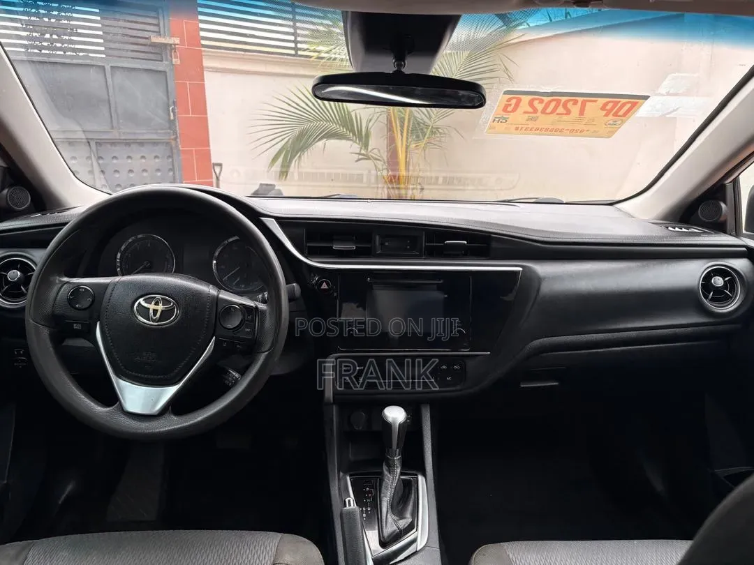 Toyota Corolla LE 4dr Sedan (1.8L 4cyl CVT) 2017 White