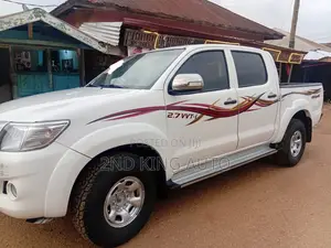 Toyota Hilux SR 4x4 2013 White