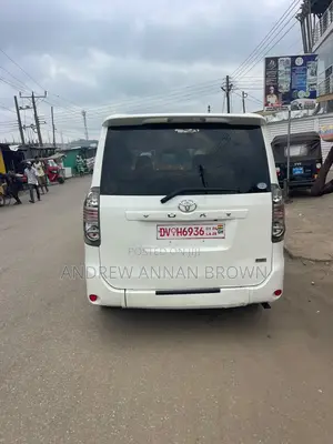 Toyota Voxy 2010 White